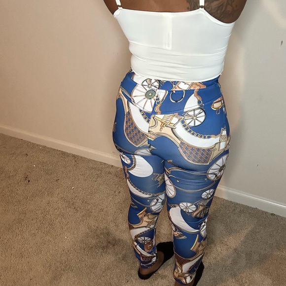 Two piece fashion nova silk set - Picture 3 of 3